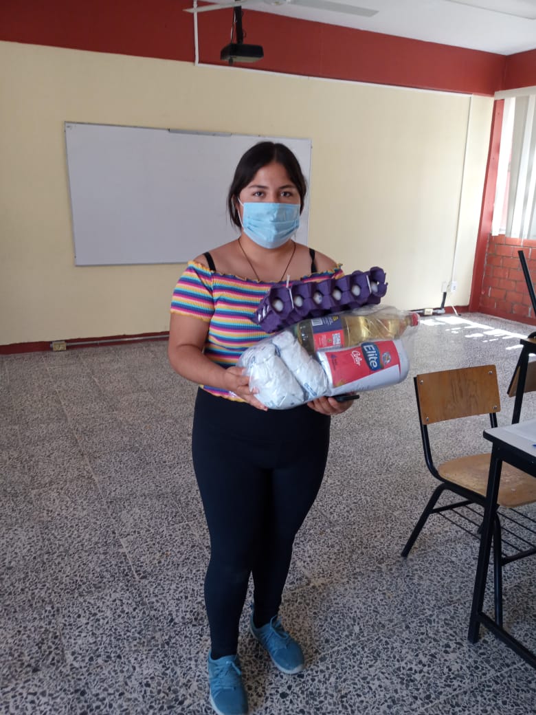 Entrega
												de despensas a alumnos y alumnas UTNG