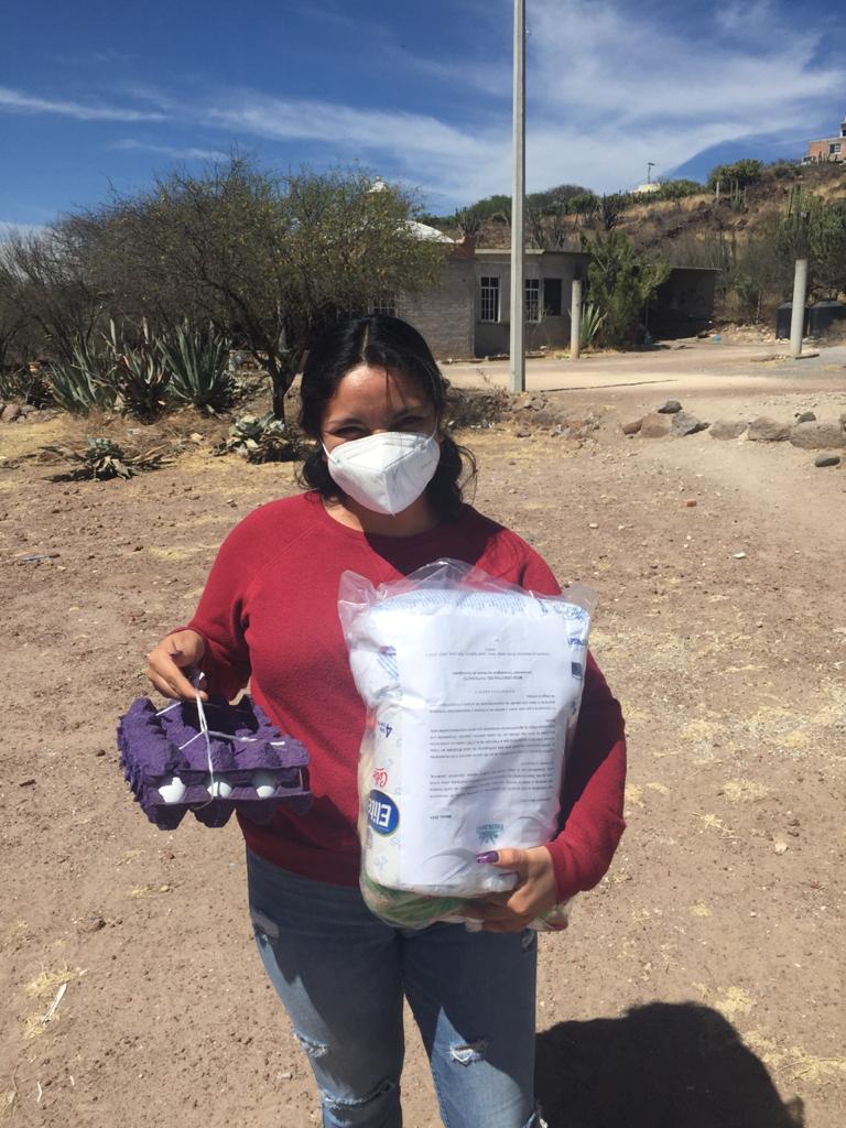 Entrega
												de despensas a alumnos y alumnas UTNG