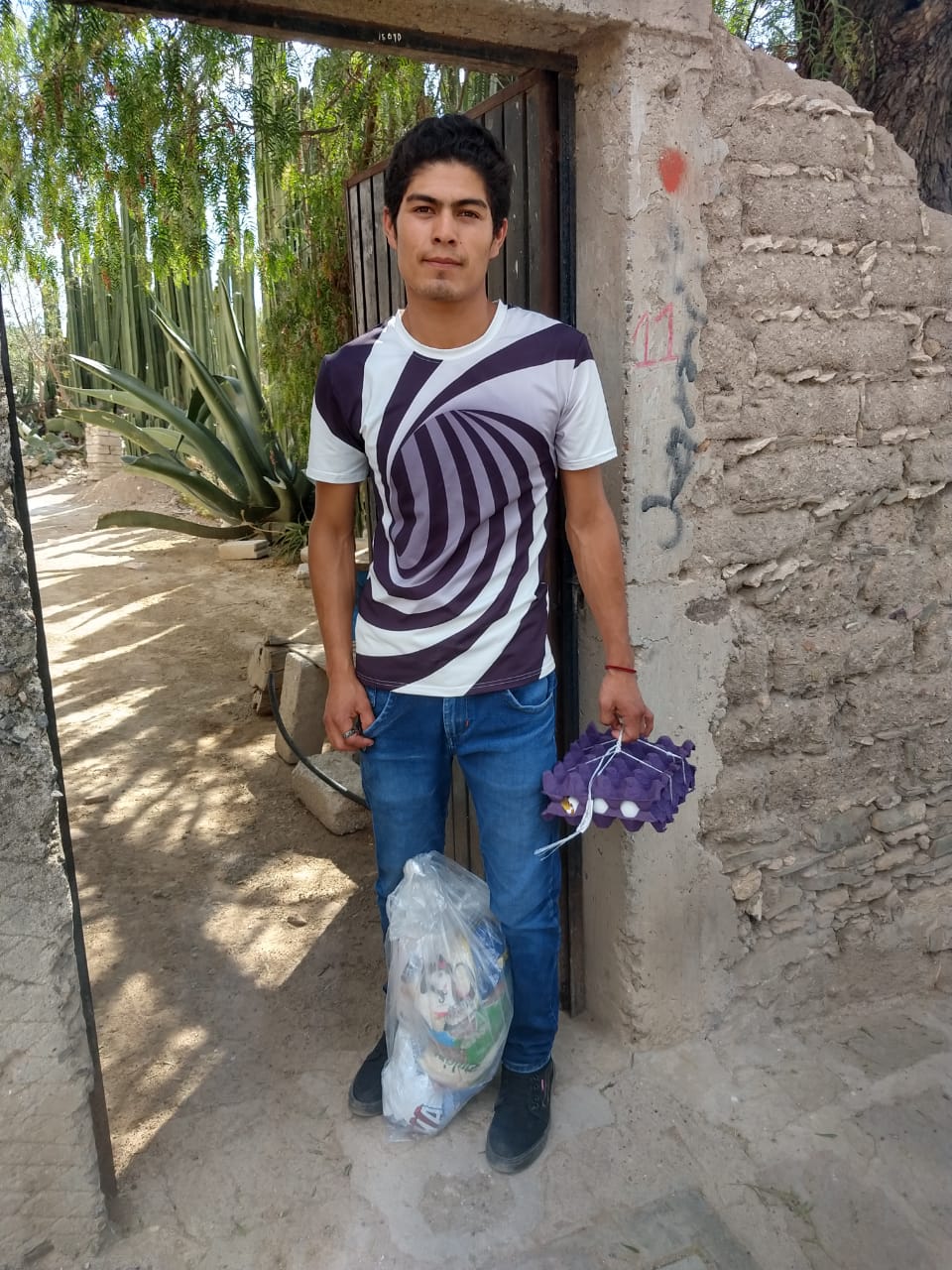 Entrega
												de despensas a alumnos y alumnas UTNG